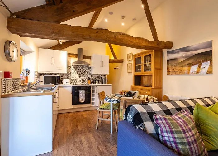 Dragonfly Cottage, Canal Location