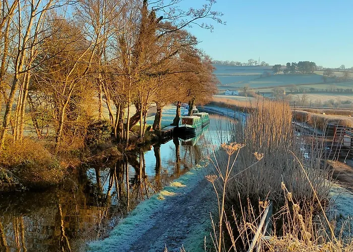 Dragonfly Cottage, Canal Location