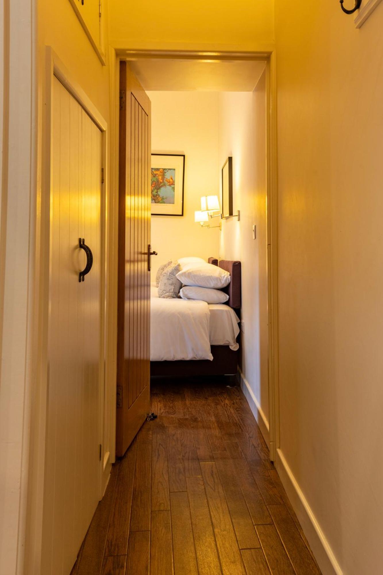 Dragonfly Cottage, Canal Location Holiday home
