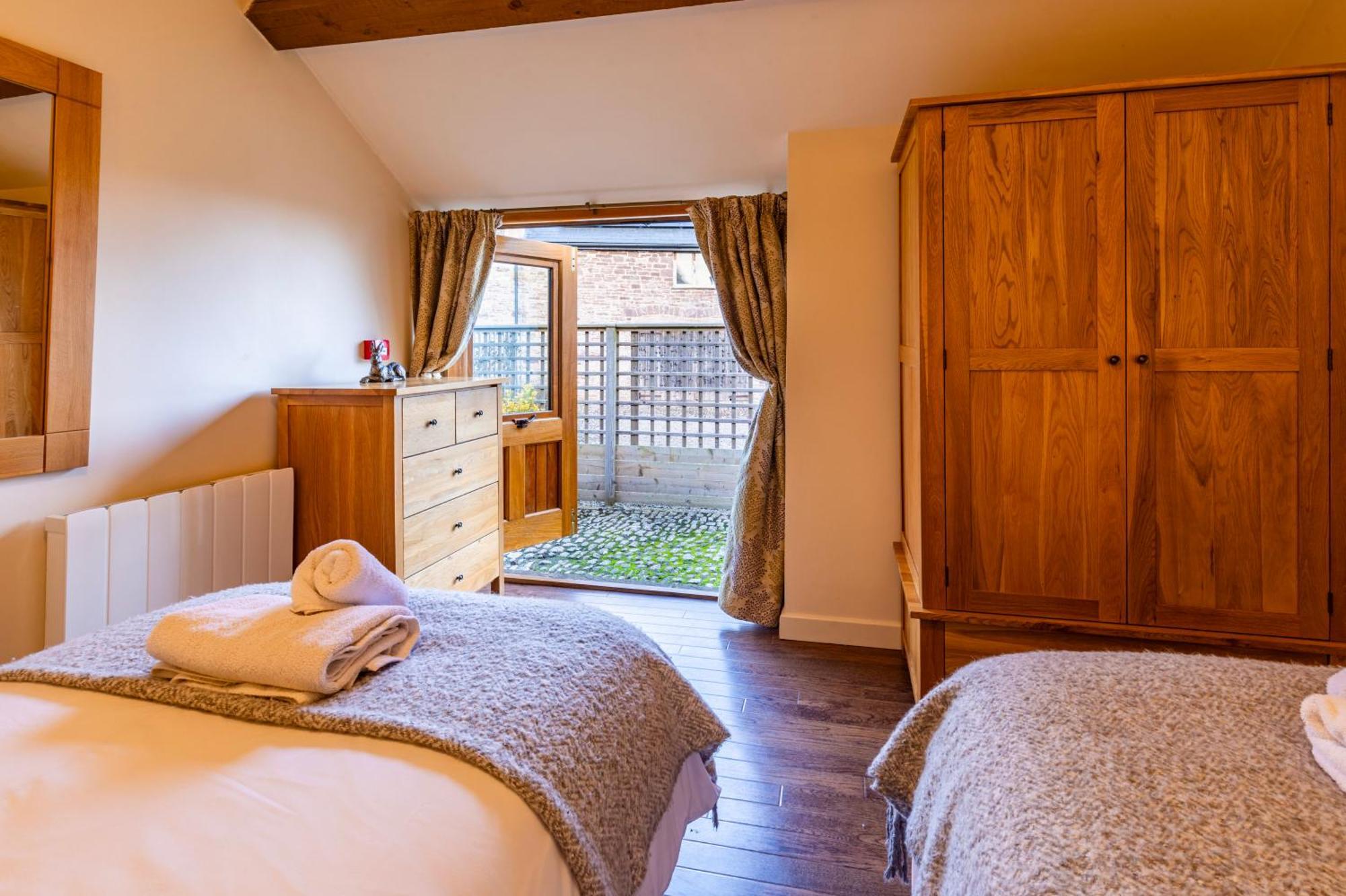 Dragonfly Cottage, Canal Location Holiday home